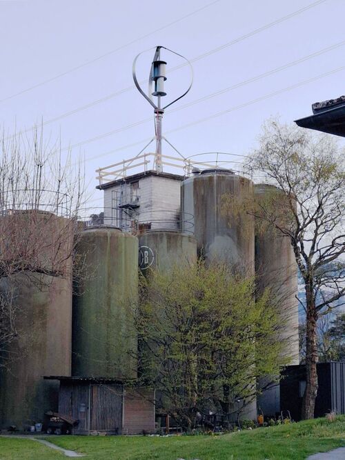 Windrad auf Silo